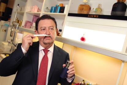 El perfumista Emilio Valeros oliendo una esencia en el laboratorio donde trabaja.