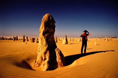 Las formaciones de roca caliza del desierto de los Pináculos, cerca de la localidad de Cervantes, en Australia Occidental.