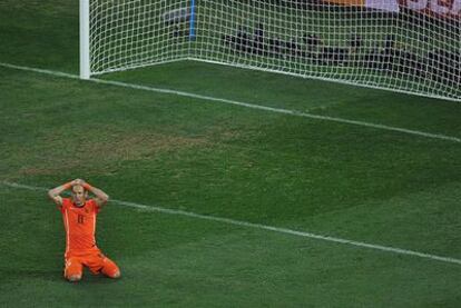 Robben, solo en el área española, se lamenta tras una ocasión fallada.