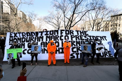 Manifestación contra el presidente de Honduras, Juan Orlando Hernández, y su hermano Tony Hernández, este martes frente a la Corte Federal de Nueva York.