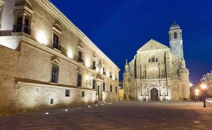 El palacio del Deán Ortega, actual parador de Úbeda (izquierda), en la plaza de Vazquez Molina de la localidad jiennense. Al fondo, la Capilla del Salvador.