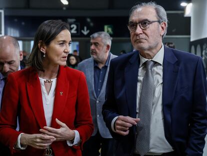 La ministra de Industria, Comercio y Turismo, Reyes Maroto, y el presidente de la patronal Ascer, Vicente Nomdedeu, en la feria Cevisama de Valencia, este martes.