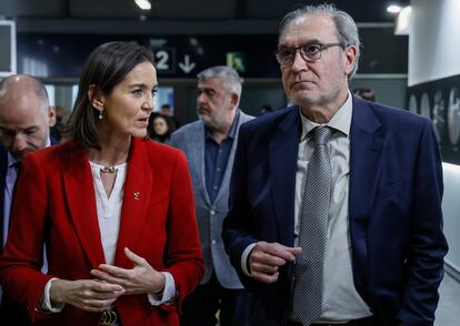 La ministra de Industria, Comercio y Turismo, Reyes Maroto, y el presidente de la patronal Ascer, Vicente Nomdedeu, en la feria Cevisama de Valencia, este martes.