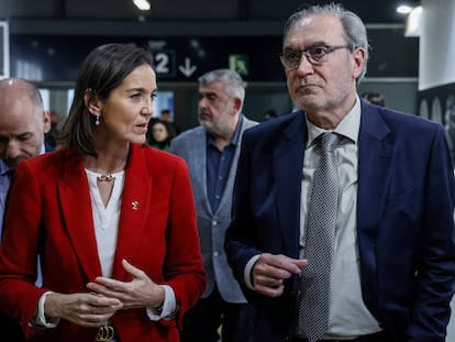 La ministra de Industria, Comercio y Turismo, Reyes Maroto, y el presidente de la patronal Ascer, Vicente Nomdedeu, en la feria Cevisama de Valencia, este martes.