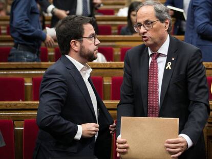 El vicepresidente de la Generalitat, Pere Aragonès (I) junto a Quim Torra, al finalizar el pleno de este miércoles.