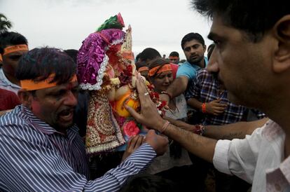 Una estatuilla de Ganesha es adorada por devotos hinds en Veracruz (Panam), el 15 de septiembre de 2016.