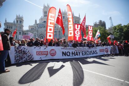Cabecera de la manifestación del 1 de Mayor a su paso por la calle Alcalá de Madrid.