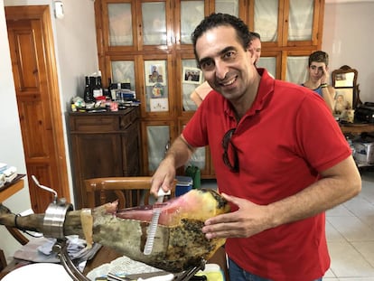 David Corbacho cortando una paletilla de iberico alimentado con castañas y bellotas / Capel