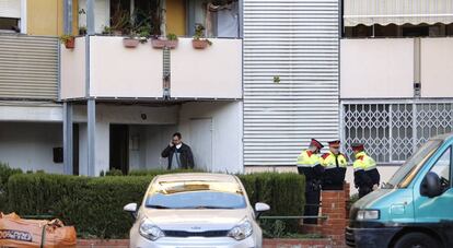 Los Mossos custodian el domicilio donde se han encontrado los dos cuerpos.