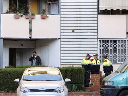 Los Mossos custodian el domicilio donde se han encontrado los dos cuerpos.