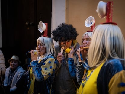 Un turista trata de hacer sonar el tradicional pito de caña, del Carnaval de Cádiz, por el que no hay que soplar, sino solo emitir un sonido.