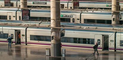 Trenes de alta velocidad en los andenes de la estación madrileña Puerta de Atocha.