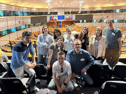 Alumnos de la 39ª promoción del máster de Periodismo UAM-EL PAÍS, en la sede del Parlamento Europeo en Bruselas, en mayo.