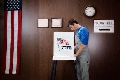 Un hombre vota en una casilla, en Estados Unidos.