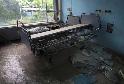 El hospital almacenaba en mayo de 2016 aún mucha ropa de cama hecha jirones.