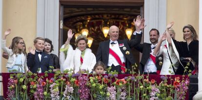 Los Reyes saludan desde el balcón de palacio junto a sus hijos y nietos.