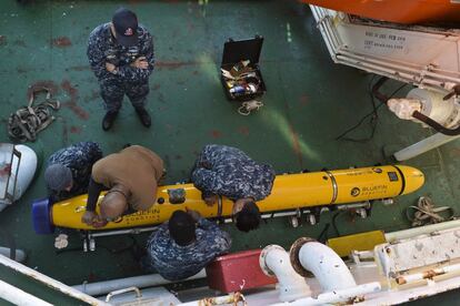 Marines estadounidenses realizando tareas de mantenimiento en un Bluefin-12D, un vehículo submarino no tripulado a bordo del Skandi Patagonia, el 27 de noviembre.