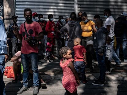 Migrantes haitianos hacen fila a las afueras de la Comisión Mexicana de Ayuda a Refugiados de la Ciudad de México