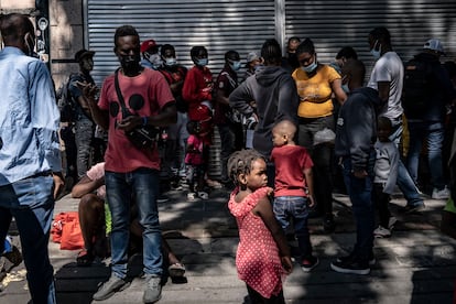 Migrantes haitianos hacen fila a las afueras de la Comisión Mexicana de Ayuda a Refugiados de la Ciudad de México