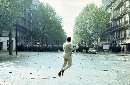 6 de mayo 1968. Un manifestante lanza piedras contra la policía (Archivo 'Paris Match').