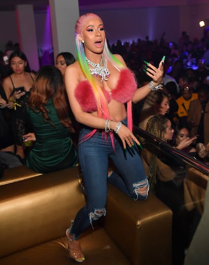 ... a apostar por esta combinación de bikini pompón y vaqueros con postizo multicolor que lució en una fiesta en febrero de 2019. El cielo es el límite en el universo estilístico de Cardi