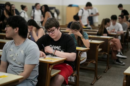 Estudiantes durante el examen de selectividad en la facultad de Biología de la Universidad de Barcelona, el 7 de junio.