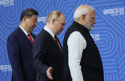 Desde la izquierda, Xi Jinping, Vladimir Putin y Narendra Modi, en la cumbre de los BRICS celebrada en Kazán, Rusia, este miércoles.