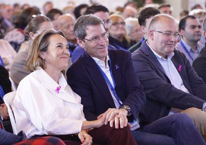 Desde la izquierda, Cuca Gamarra, secretaria general del PP; Gonzalo Capellán, el presidente de La Rioja y nuevo presidente del partido en la comunidad, y Miguel Tellado, vicesecretario nacional de Coordinación del PP, este sábado en Albelda de Iregua (La Rioja).