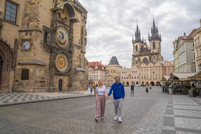 Gosi Bendrat y Adrián Rodríguez frente al reloj astronómico y, al fondo, la iglesia de Nuestra Señora de Týn,