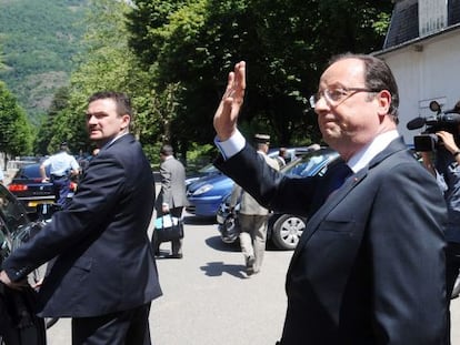 Hollande visita un pueblo da&ntilde;ado por las inundaciones en junio.