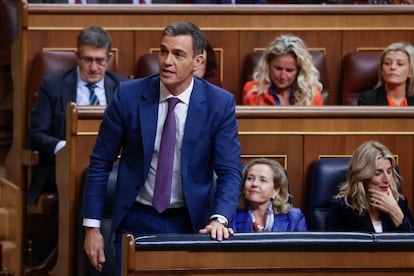 El presidente del Gobierno, Pedro Sánchez, vota durante la segunda jornada del debate de investidura en el Congreso, el pasado 16 de noviembre.