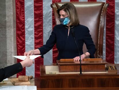 Nancy Pelosi, preside la Cámara de Representantes al concluir la votación.