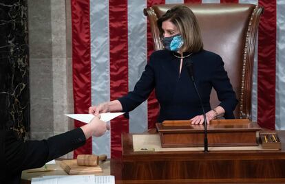 Nancy Pelosi, preside la Cámara de Representantes al concluir la votación.