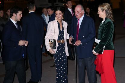 Elena junto a sus hijos, Victoria Federica de Marichalar y Felipe Juan Froilán de Marichalar, y su padre, en plena recuperación tras una caída, en las fiestas de San Isidro en 2018.