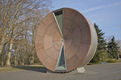 Hungría entró a formar parte de la Unión Europea en 2004 y para conmemorarlo colocó un enorme reloj de arena en su capital, Budapest, conocido como ‘la rueda del tiempo’ por su forma circular. Está construido con acero, granito y vidrio, representando así la durabilidad del tiempo. No informa de las horas sino que cuenta los años. Cuando se acerca las doce de la noche del último día del año, cuatro personas se encargan de girar la rueda para que vuelvan a caer los granos. Esta tarea dura unos 45 minutos y se hace de manera manual para recordar el esfuerzo del ser humano durante el tiempo pasado. El resto del año está monitorizado por ordenador.