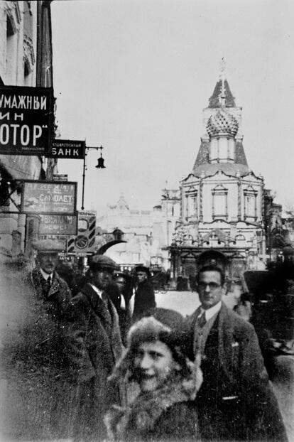 Francesc Macià en un carrer de Moscou, viatge que realitza per tal de demanar el suport del govern de l'URSS en l'intent d'invasió de Catalunya. Entre l'octubre i el novembre de 1925.