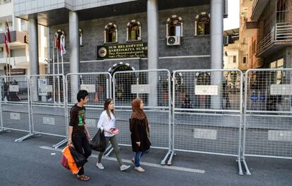 Fachada de uno de los ayuntamientos de Diyarbakir intervenidos por el Gobierno turco.