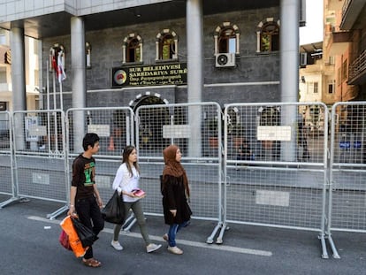 Fachada de uno de los ayuntamientos de Diyarbakir intervenidos por el Gobierno turco.