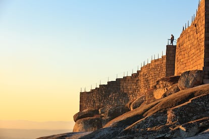 Un hombre disfruta de la panorámica desde lo alto del castillo de Linhares da Beira.