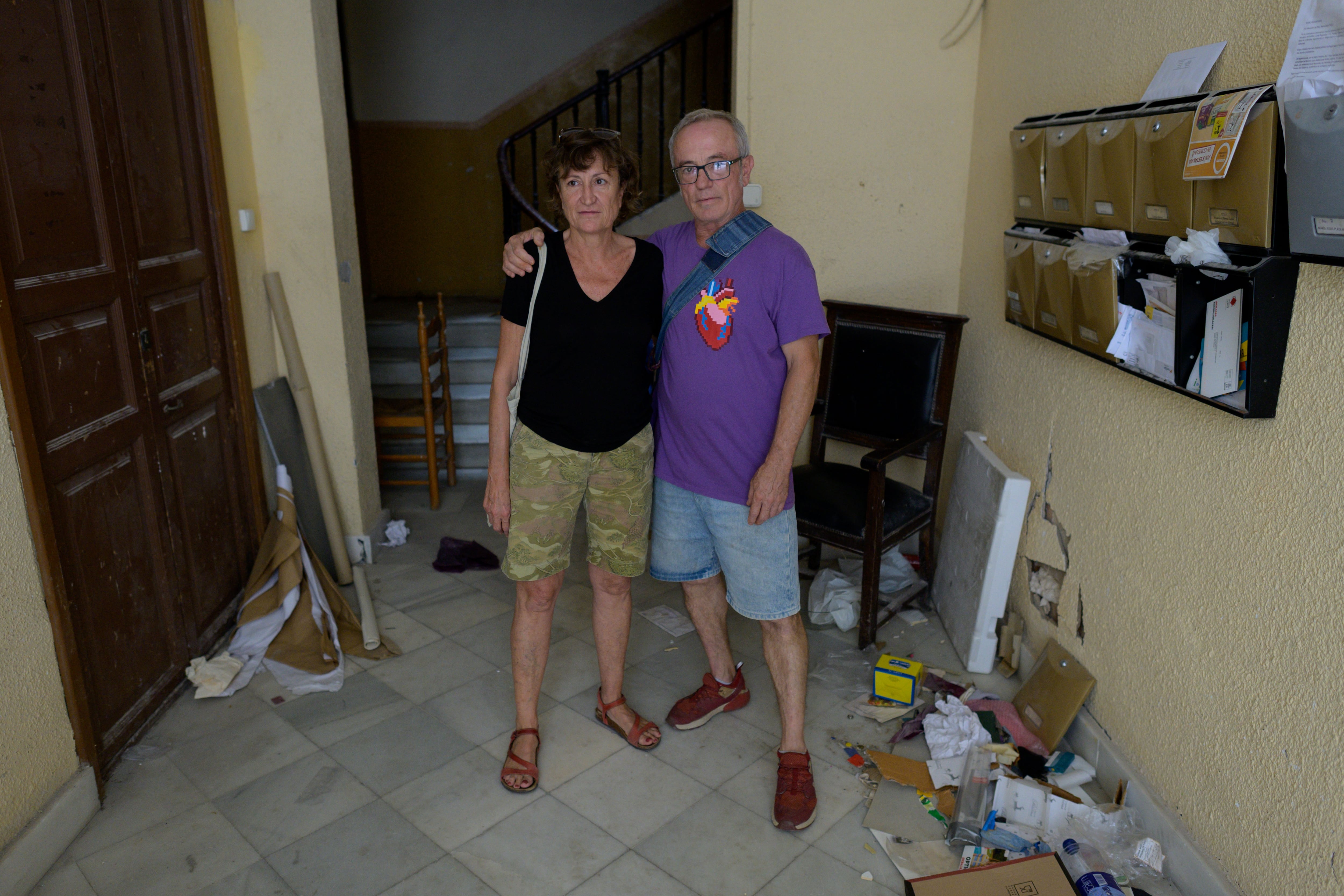 María Jesús, con su pareja, en el zaguán, lleno de basura y restos, de la finca de la calle Sogueros.