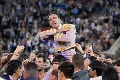 Enrique Ponce, a hombros, la tarde de su despedida de Las Ventas.