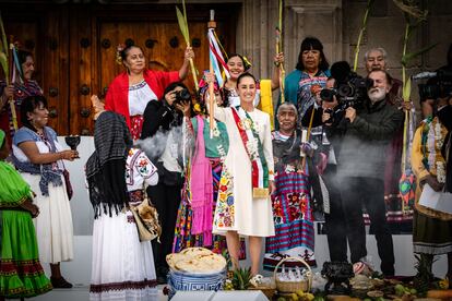  Claudia Sheinbaum Pardo, durante la ceremonia de entrega del bastón de mando, llevada a cabo por una comitiva de mujeres indígenas y afroamericanas, en la explanada del Zócalo capitalino, el 1 de octubre de 2024.