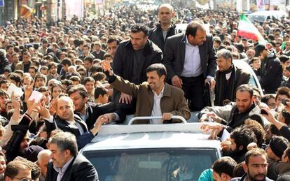 Ahmadineyad saluda a una multitud en la ciudad de Karaj.