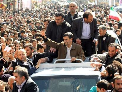 Ahmadineyad saluda a una multitud en la ciudad de Karaj.