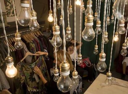 HAND, en el número 26 de la madrileña calle de Hortaleza, una tienda de ropa danesa iluminada por multitud de bombillas.