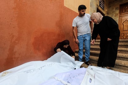 Familiares observan los cuerpos de palestinos muertos en los ataques aéreos israelíes en Jan Yunis, en la franja de Gaza.