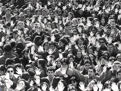 Miles de estudiantes de la Universidad Autónoma de Madrid se manifiestan en el campus con las manos pintadas de blanco, el 15 de febrero de 1996, en protesta por el asesinato a manos de ETA del catedrático y expresidente del Tribunal Constitucional, Francisco Tomás y Valiente, el día anterior en su despacho de la facultad de Derecho. Es la primera vez que las manos blancas representan la repulsa de los atentados de ETA.