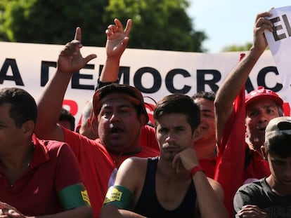 Apoiadores do ex-presidente Lula se manifestam em Porto Alegre, na última quarta-feira.