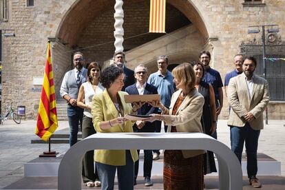 La secretaria general de ERC, Marta Rovira (izquierda), y la vice primera secretaria del PSC, Lluïsa Moret, firmaban el 7 de agosto el acuerdo de investidura de Salvador Illa, que incluye la reforma de la financiación de Cataluña.