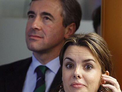 Soraya Sáenz de Santamaría, con Ángel Acebes tras ella, el pasado 11 de marzo, dos días después de las elecciones.
